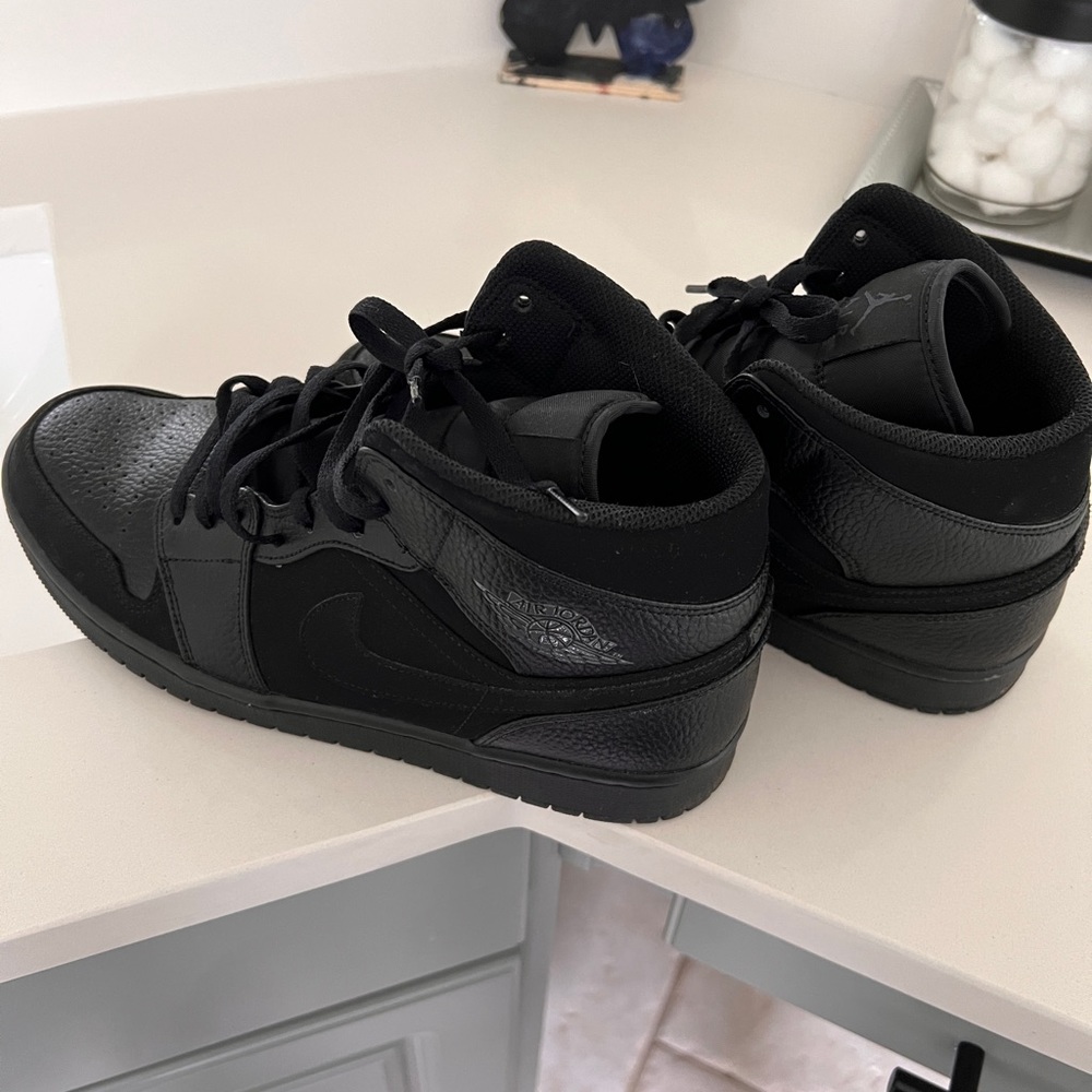 Jordan 1 Mid Black Dark Smoke Grey
